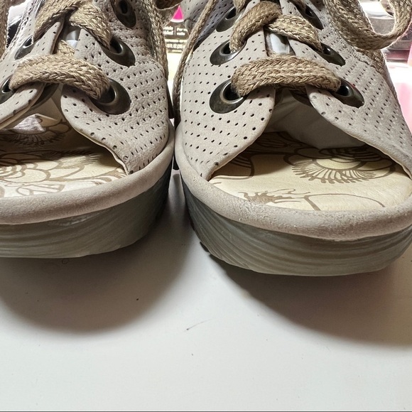 FLY LONDON YLFA Cream perforated leather lace up peep toe wedge. Size 40. - Picture 7 of 7